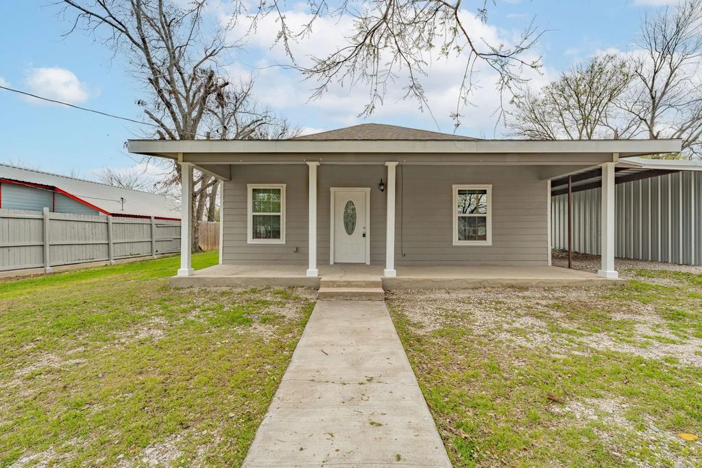 302 W Armstrong Avenue, Comanche