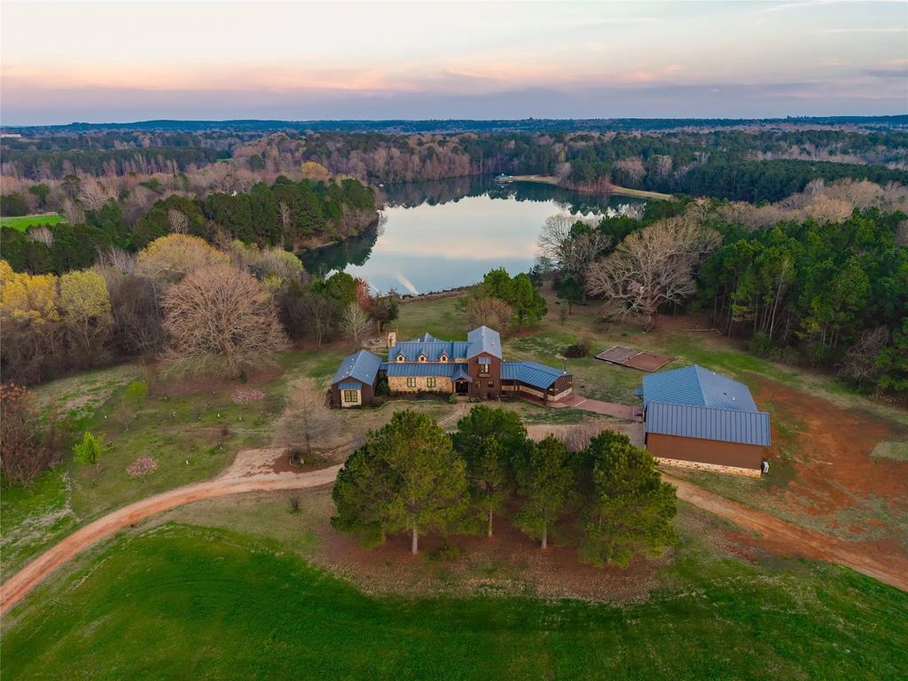 1002 Private Road 7892, Mineola