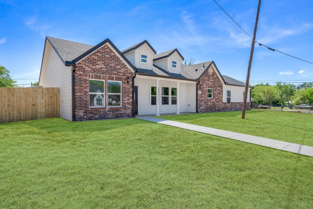 802 Jefferson Street E, Sulphur Springs