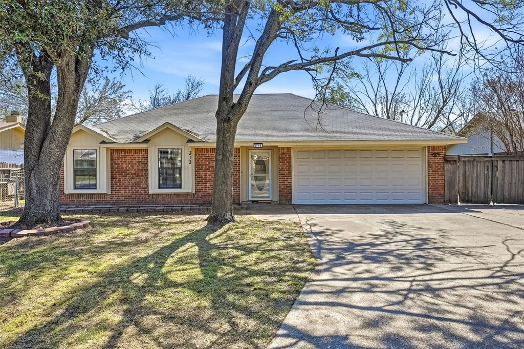 313 Oakwood Circle, Shady Shores