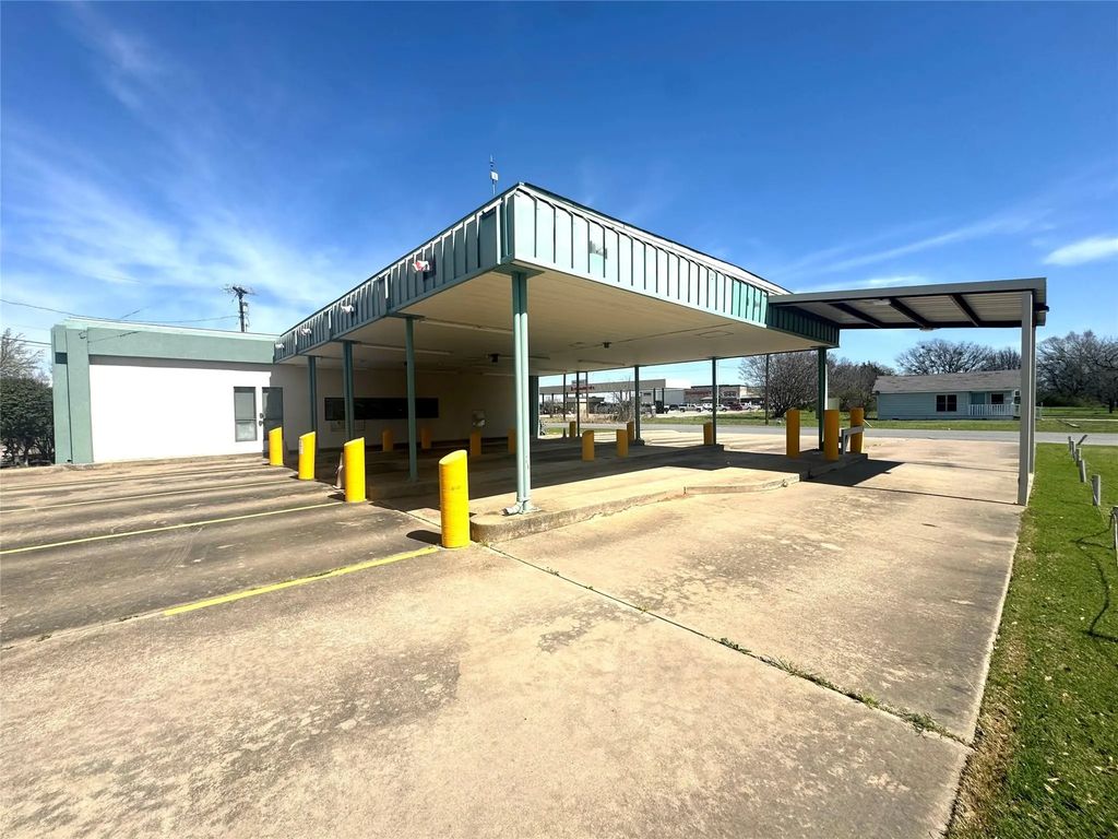 2232 N Center Street, Bonham