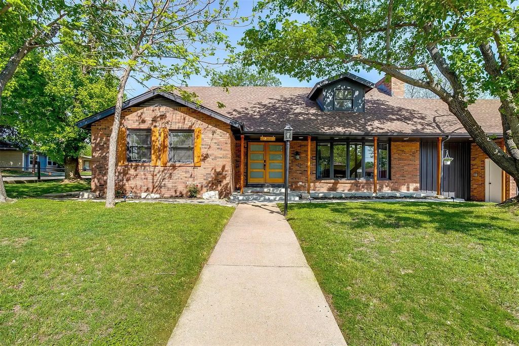 622 N Crockett Street, Granbury