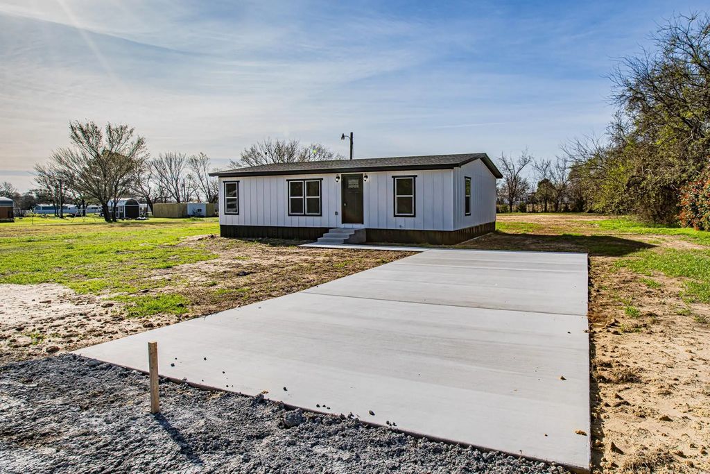 112 Private Road 1307, Bridgeport