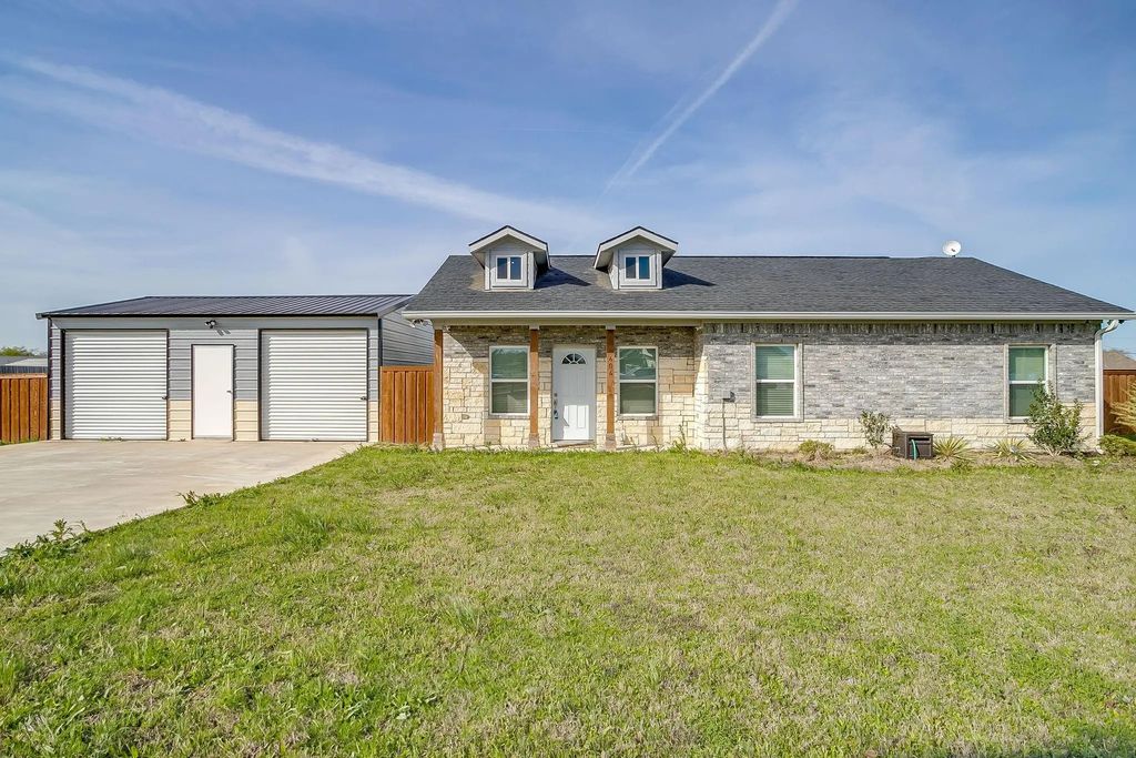 604 S Aquilla Street, Itasca