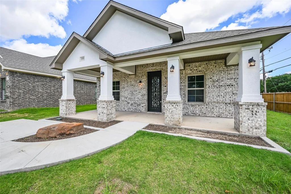 1102 Fort Worth Street, Grand Prairie