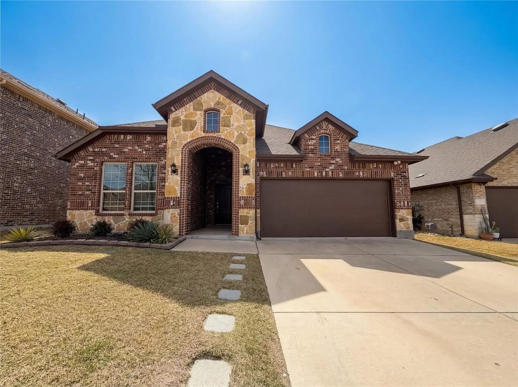 1013 Royal Lane, Celina