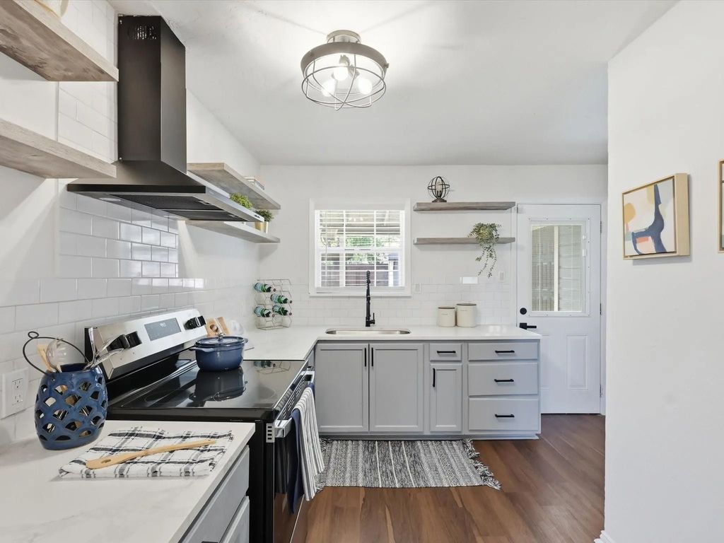1310 E Lovers Lane, Arlington