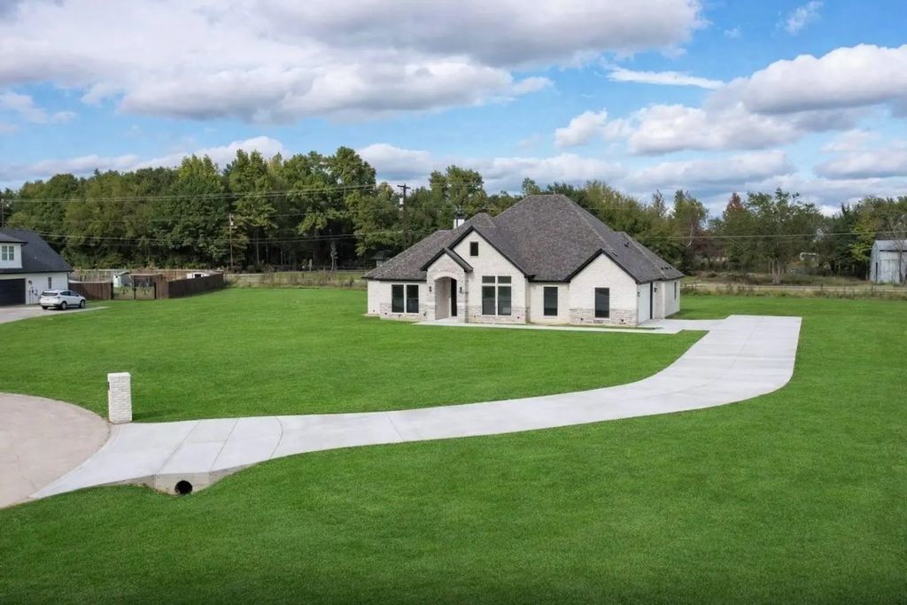 178 Private Road 8642, Canton
