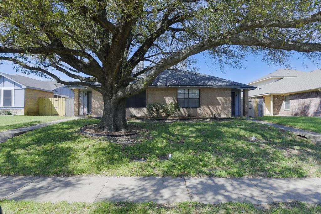 1433 N Bluegrove Road, Lancaster