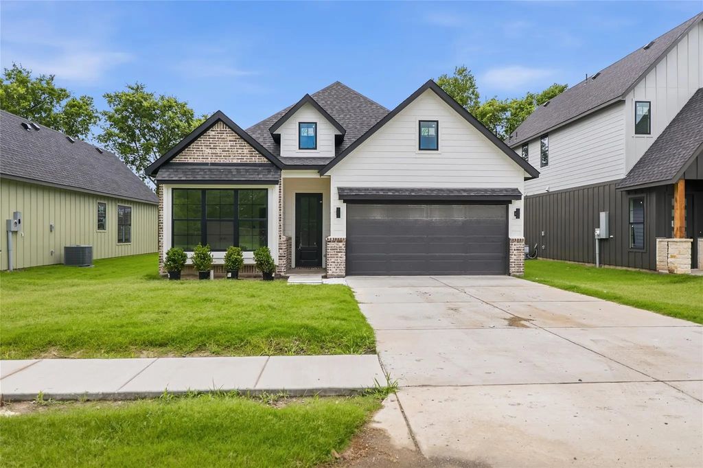 303 E Locust Street, Leonard