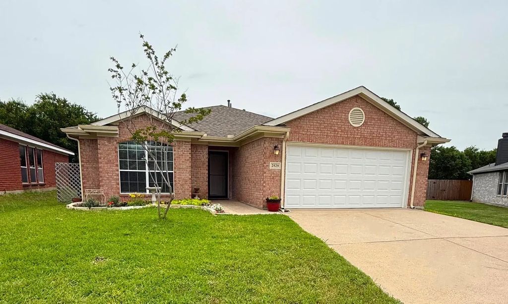 2529 Ensenada Lane, Fort Worth