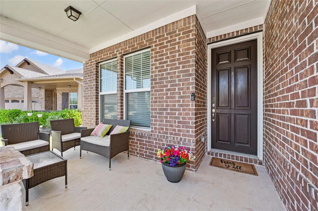 616 Chippewa Way, Aubrey