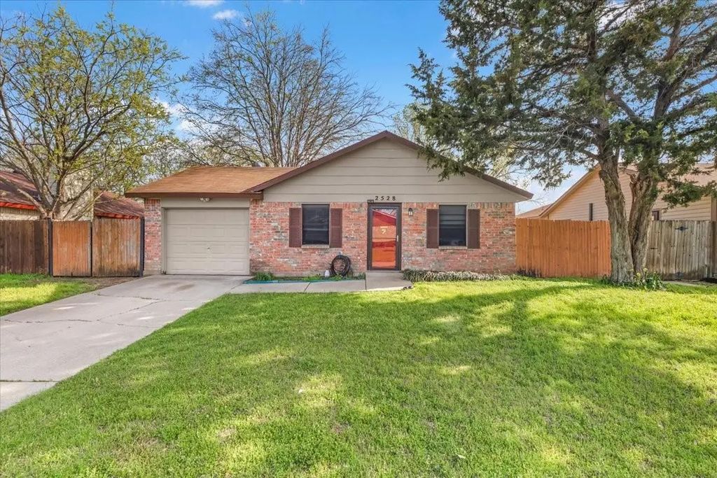 2528 Navasota Circle, Fort Worth