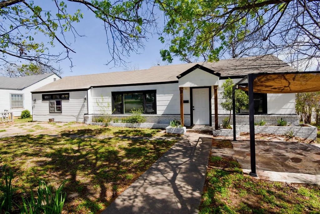 1511 S High Street, Brady