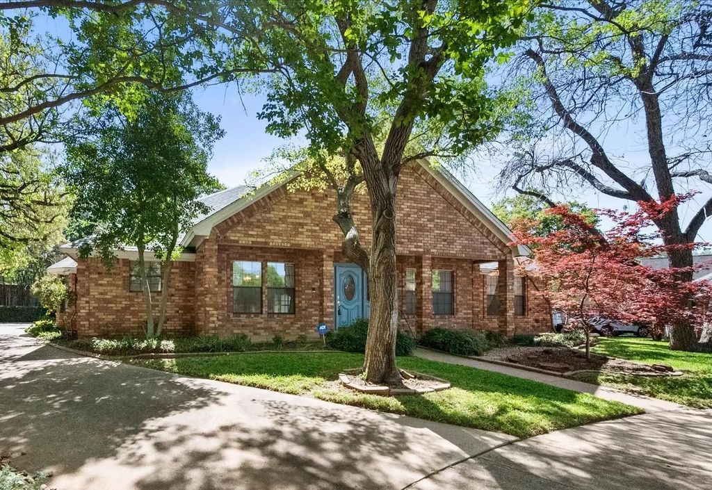 1812 Rollingwood Court, Bedford