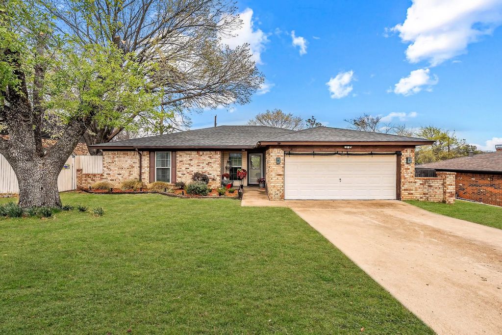 748 Regency Drive, Hurst