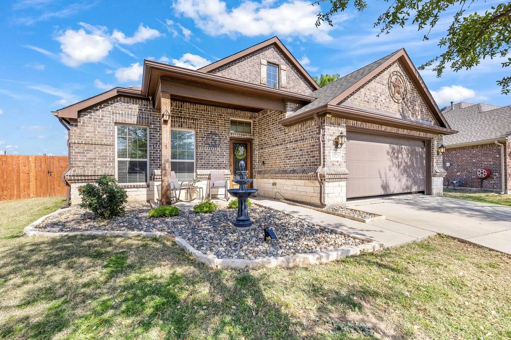 1028 Crest Meadow Drive, Fort Worth