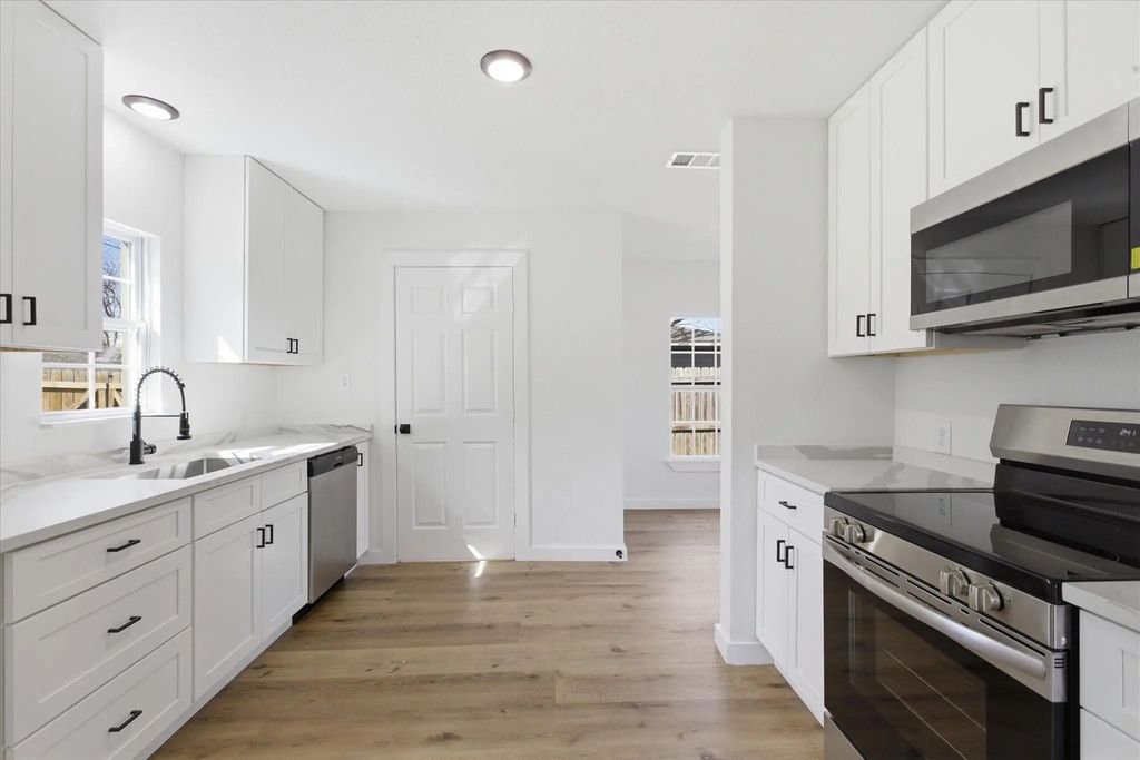 303 N Connett Street, Leonard