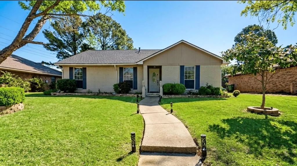 1923 Sierra Drive, Lewisville