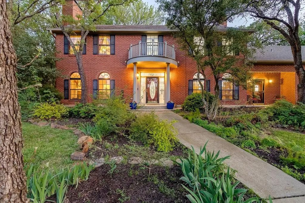 140 Creekside Drive, Double Oak