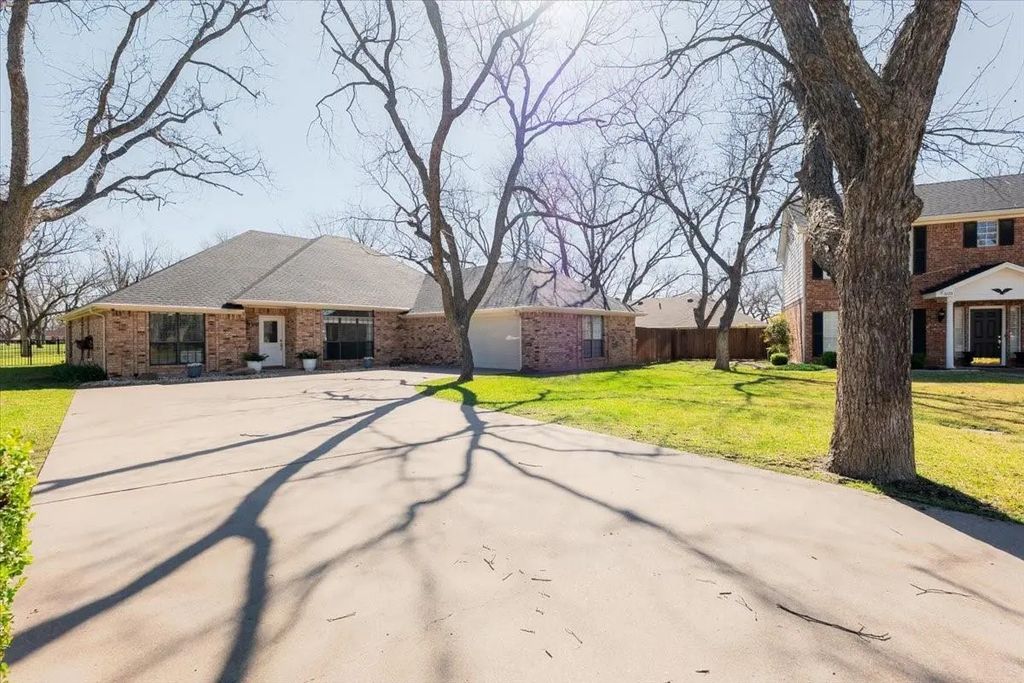 6105 Bontura Court, Granbury