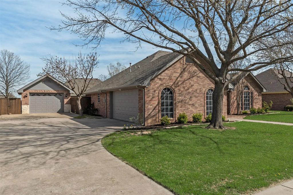 604 Cedar Drive, Pilot Point