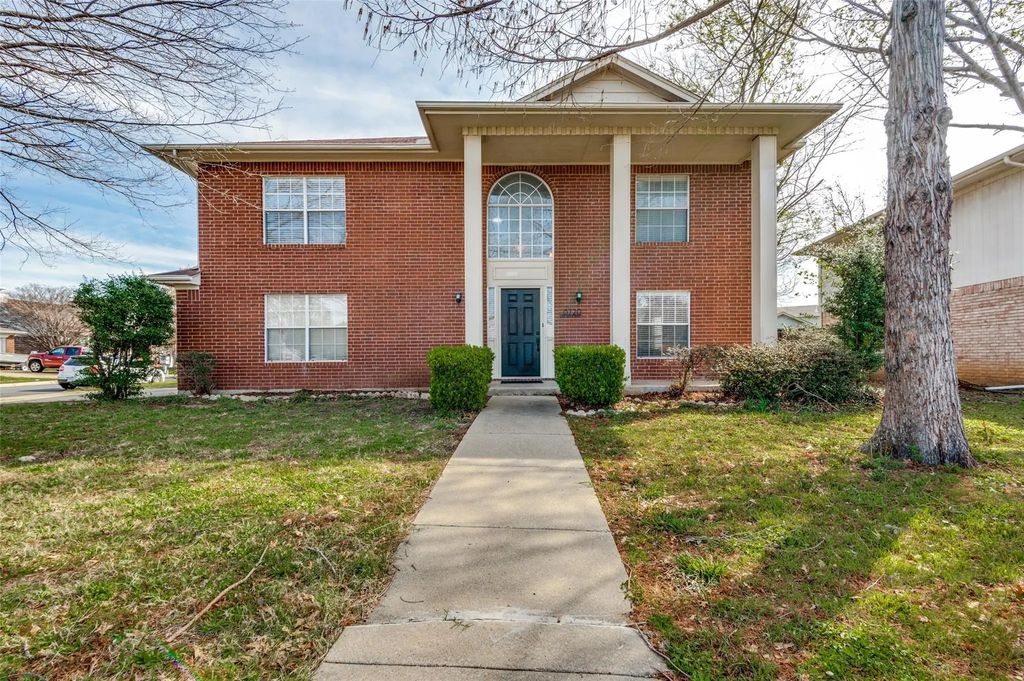 8720 Wind River Drive, Fort Worth