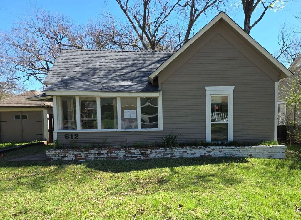 612 N Adelaide Street, Terrell