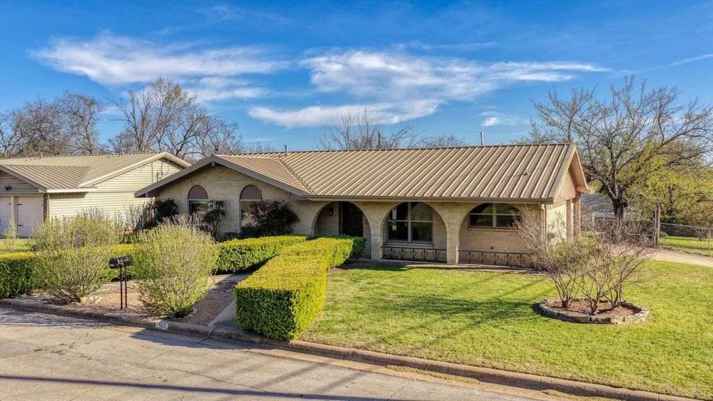 1111 Vivienne Street, Weatherford