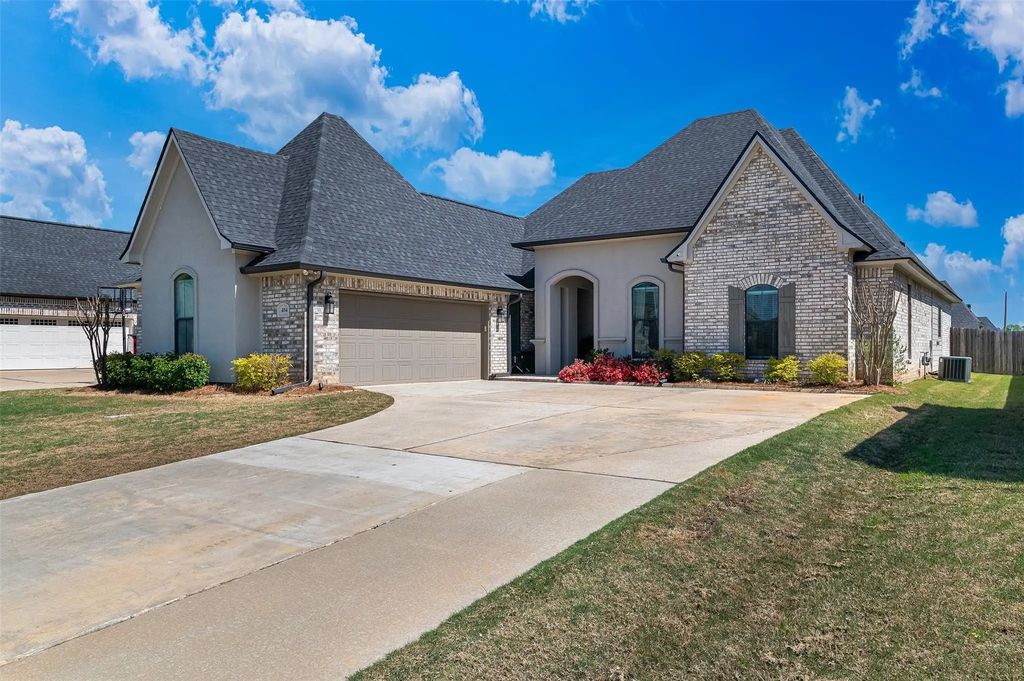 404 Independence Circle, Benton