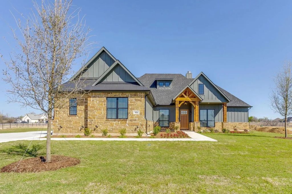 900 Medaris Way, Azle