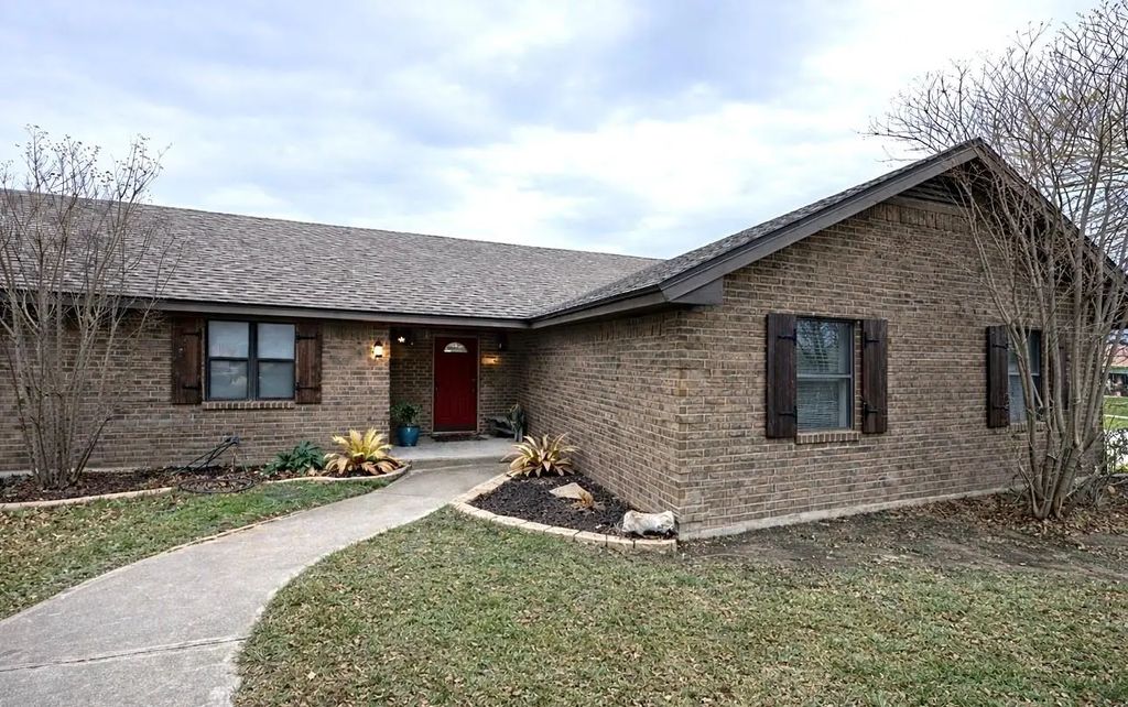 913 E Cedar Avenue, Comanche