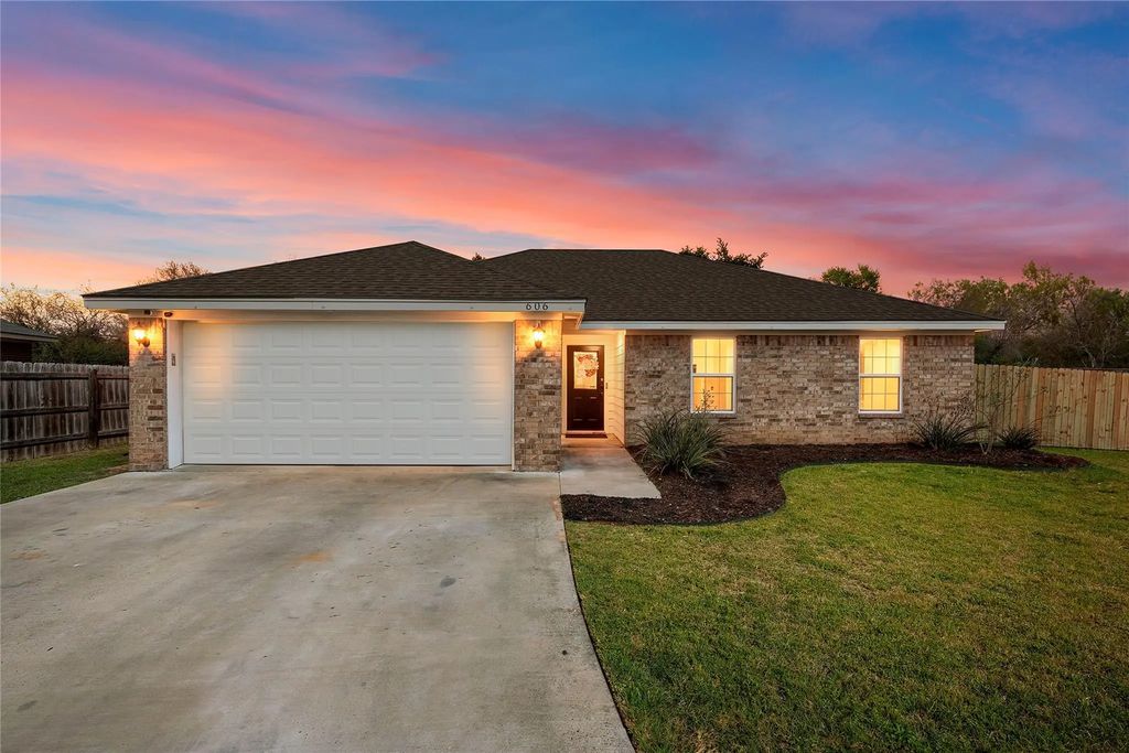 606 Powers Street, Lacy Lakeview