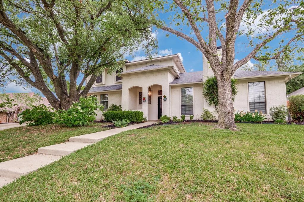 2926 Roaring Springs Road, Grapevine