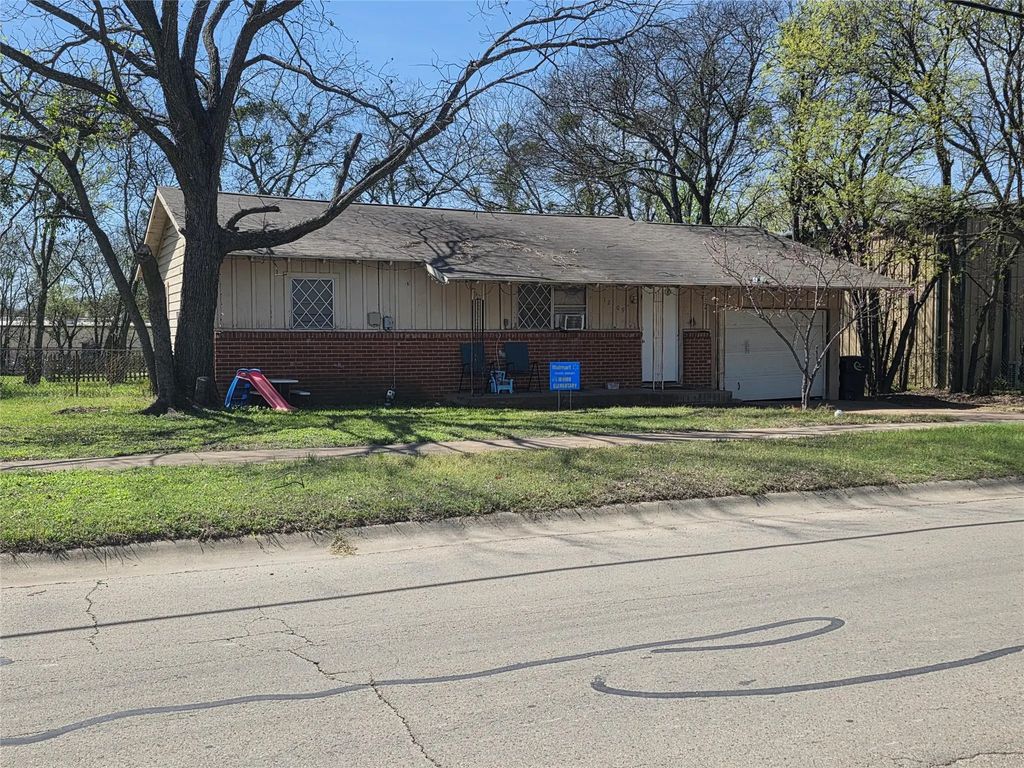 1209 N Anglin Street, Cleburne