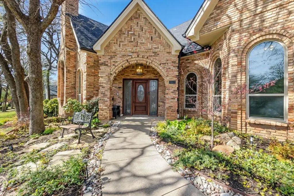 3917 Laurel Lane, Bedford