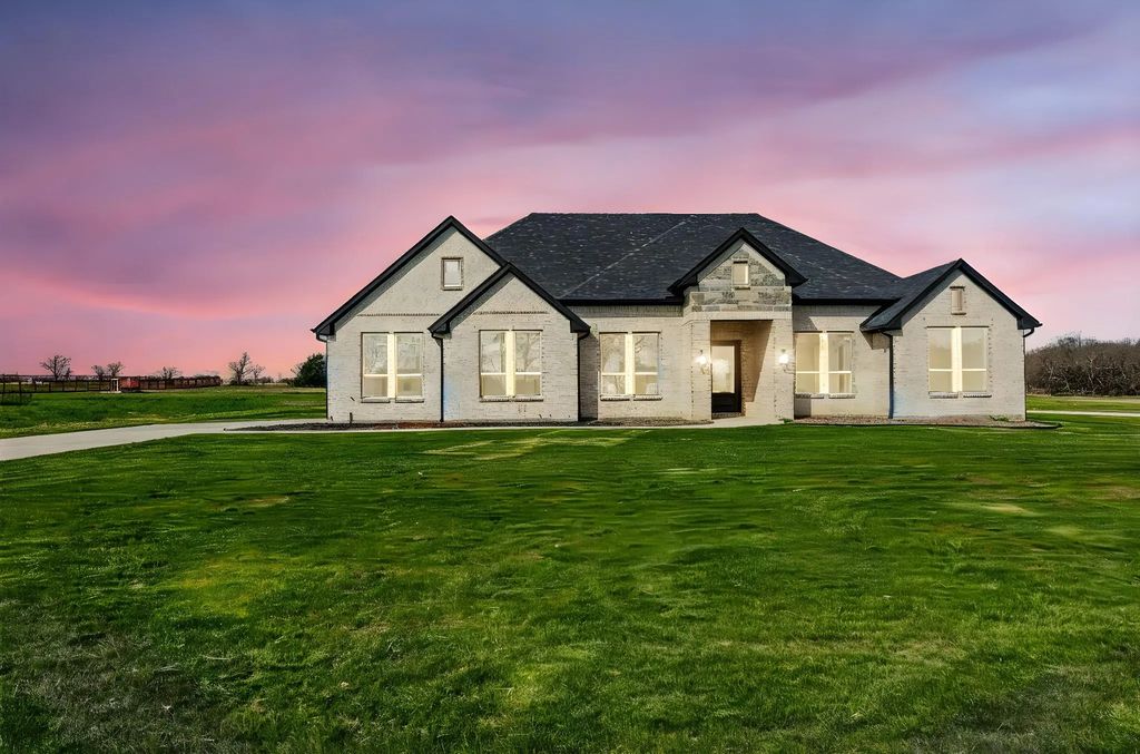 7637 County Road 1052, Celeste