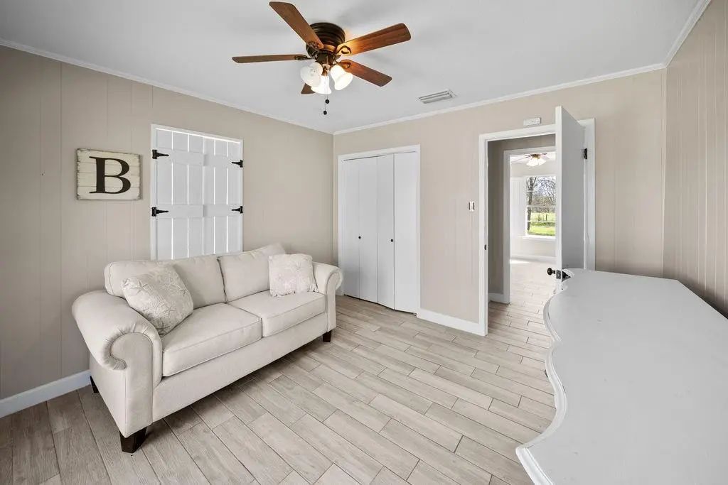1132 N Fm 17, Alba