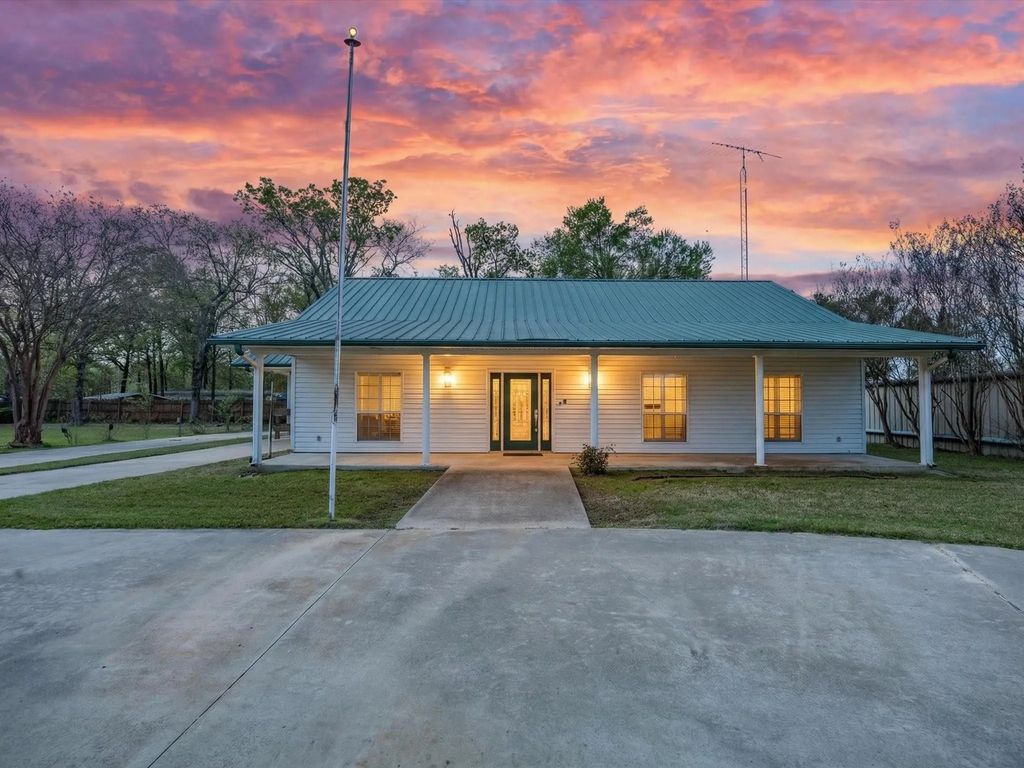 202 County Road 1558, Alba