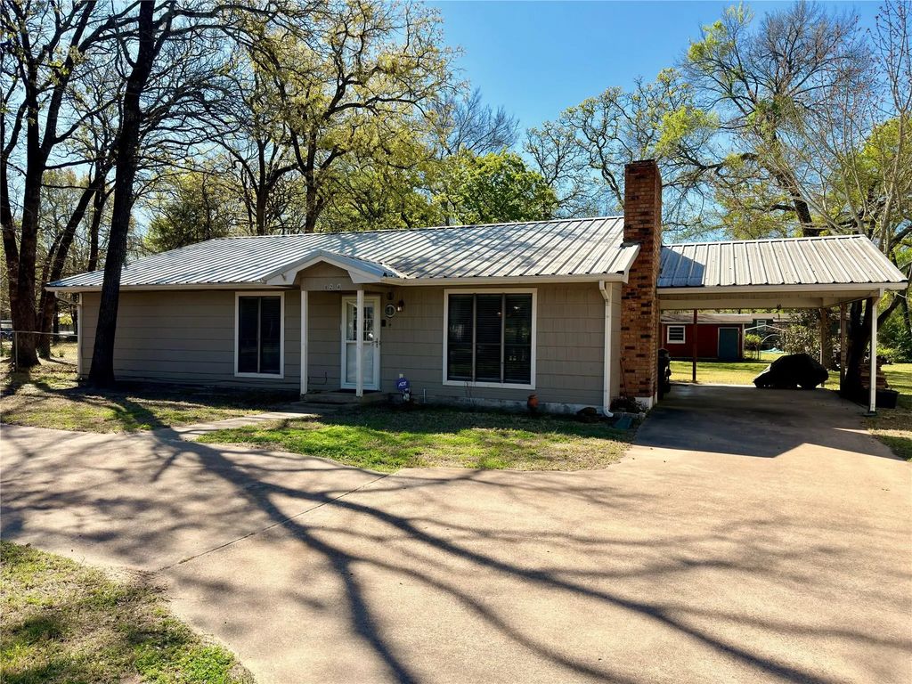 124 Golden Oaks Drive, Mabank