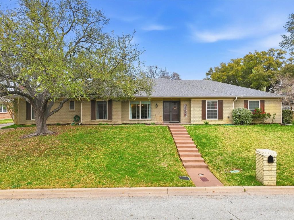 7208 Tamarack Road, Benbrook