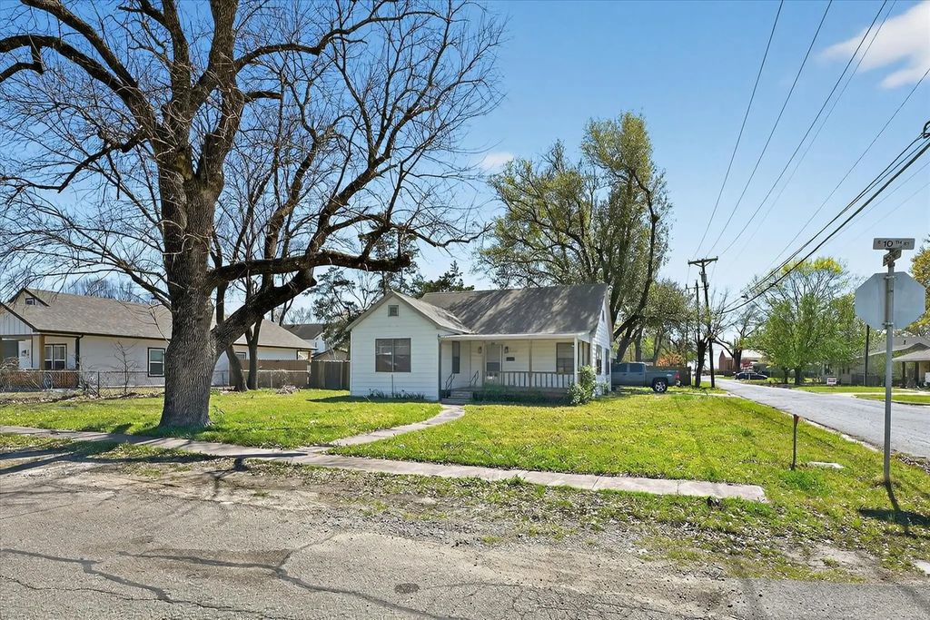 302 E 10th Street, Bonham
