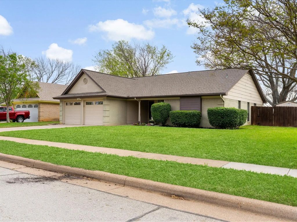 3028 Oak Valley Drive, Bedford