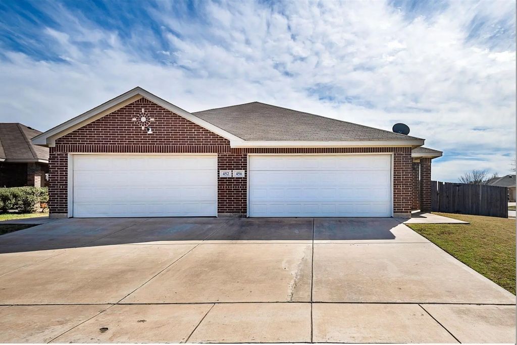 452 & 456 Canvas Court, Crowley