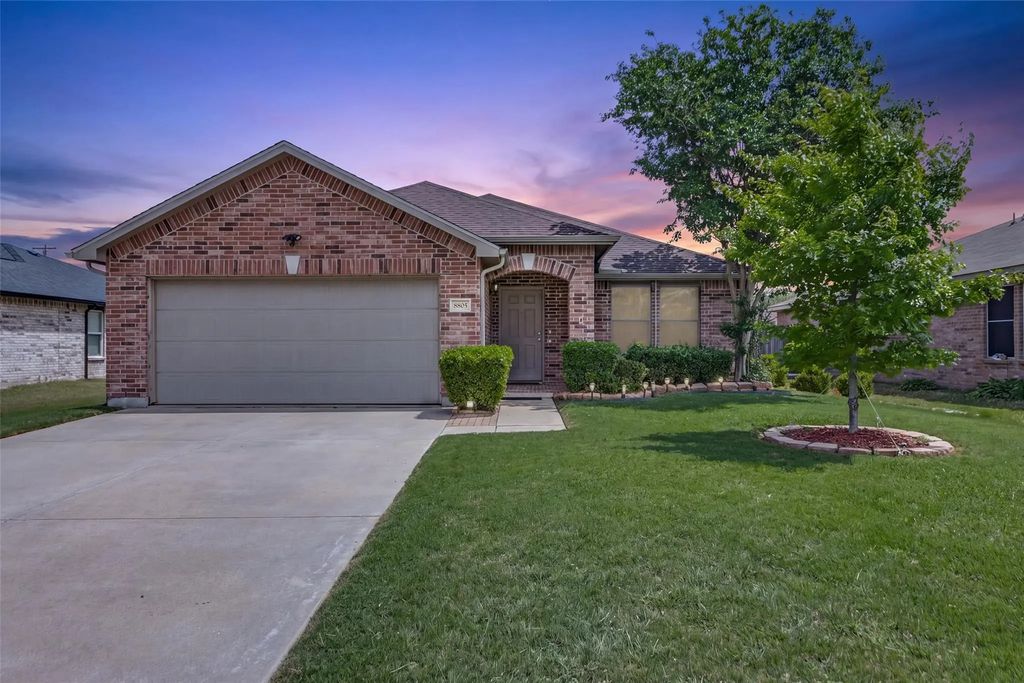 8805 Irish Bend Drive, Fort Worth