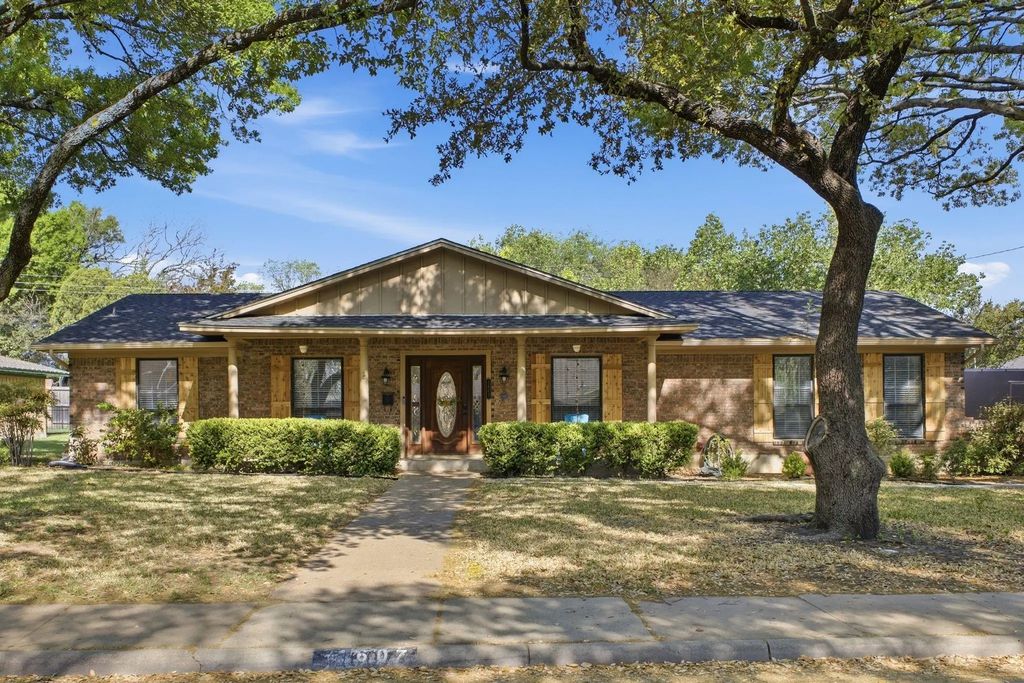 1607 Little Creek Drive, Waxahachie