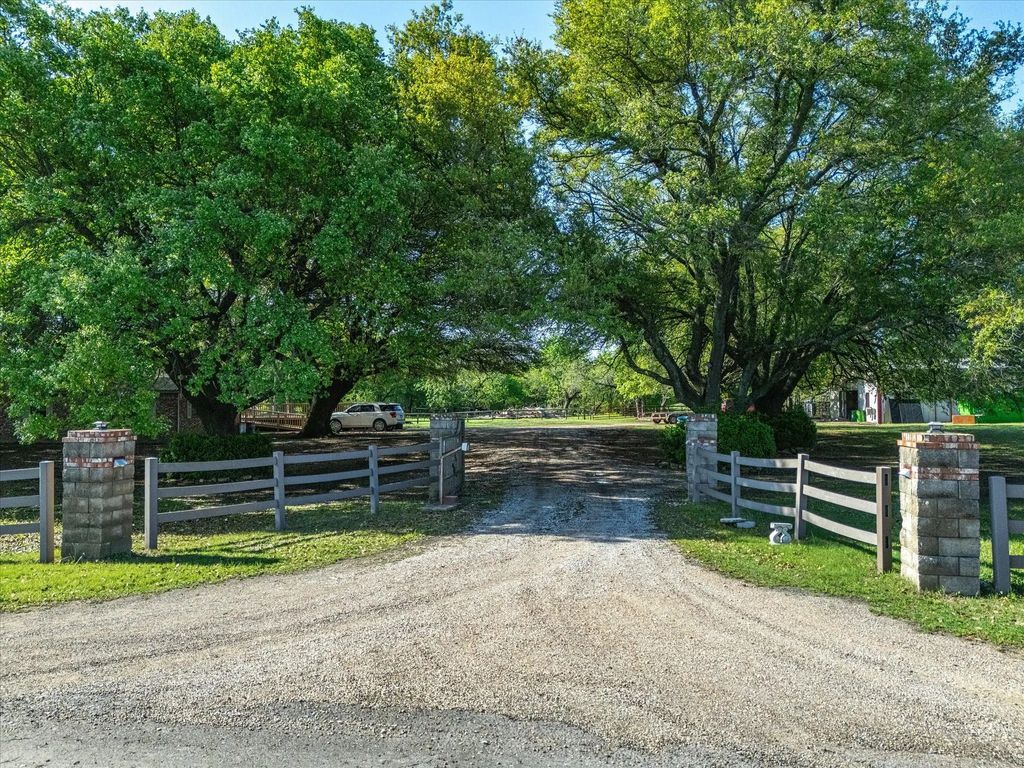 1302 Forreston Road, Waxahachie