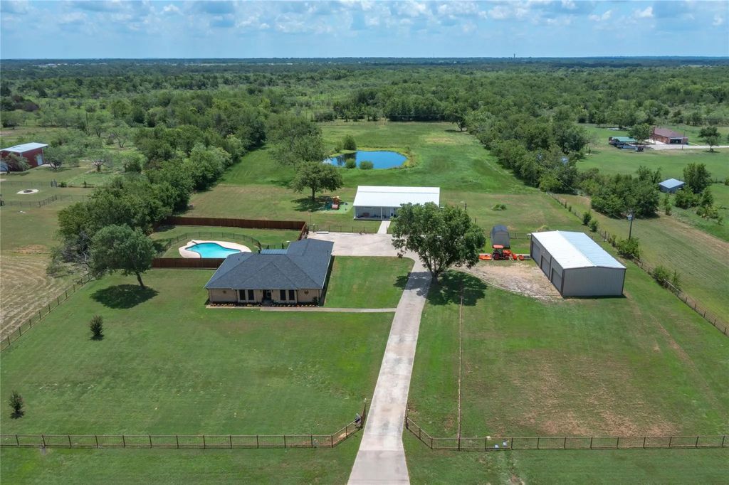 8086 County Road 272, Terrell