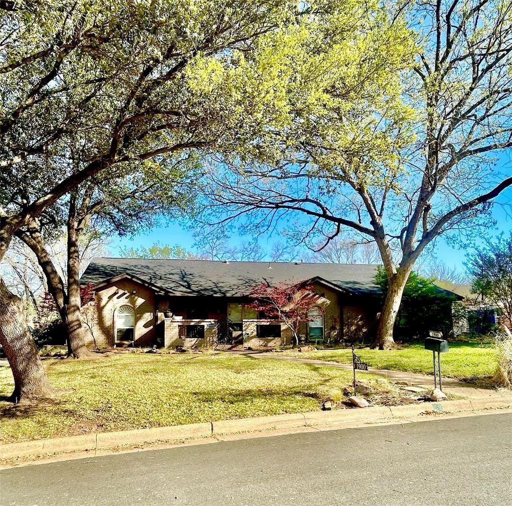 1900 Cripple Creek Drive, Euless