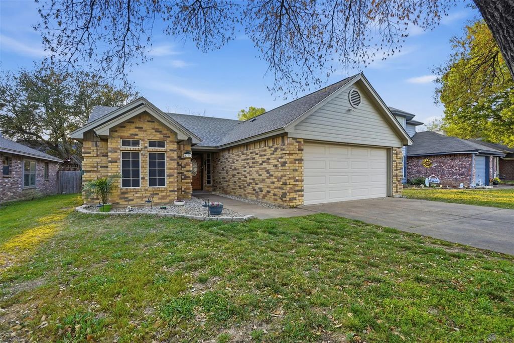 6305 Longmont Trail, Fort Worth